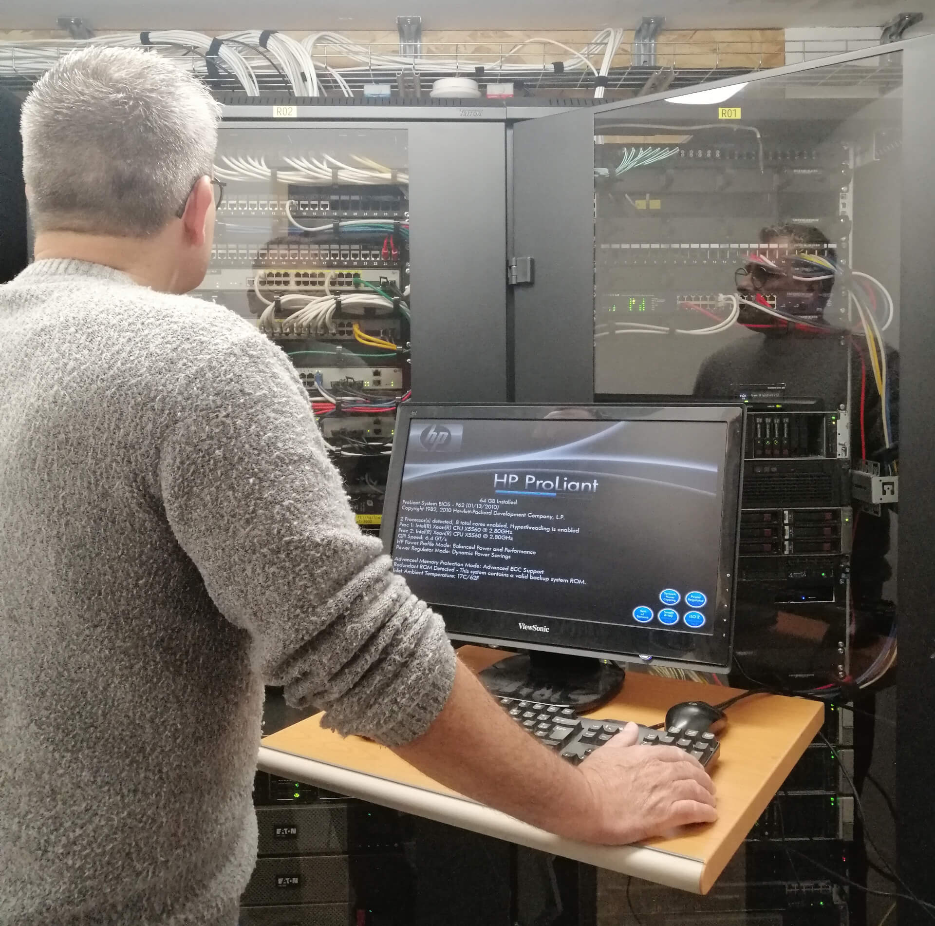 DC2 Green IT Solutions, datacenter à optimisation énergétique contenant 3 baie 42U avec tous les équipements permettant de faire fonctionner les services