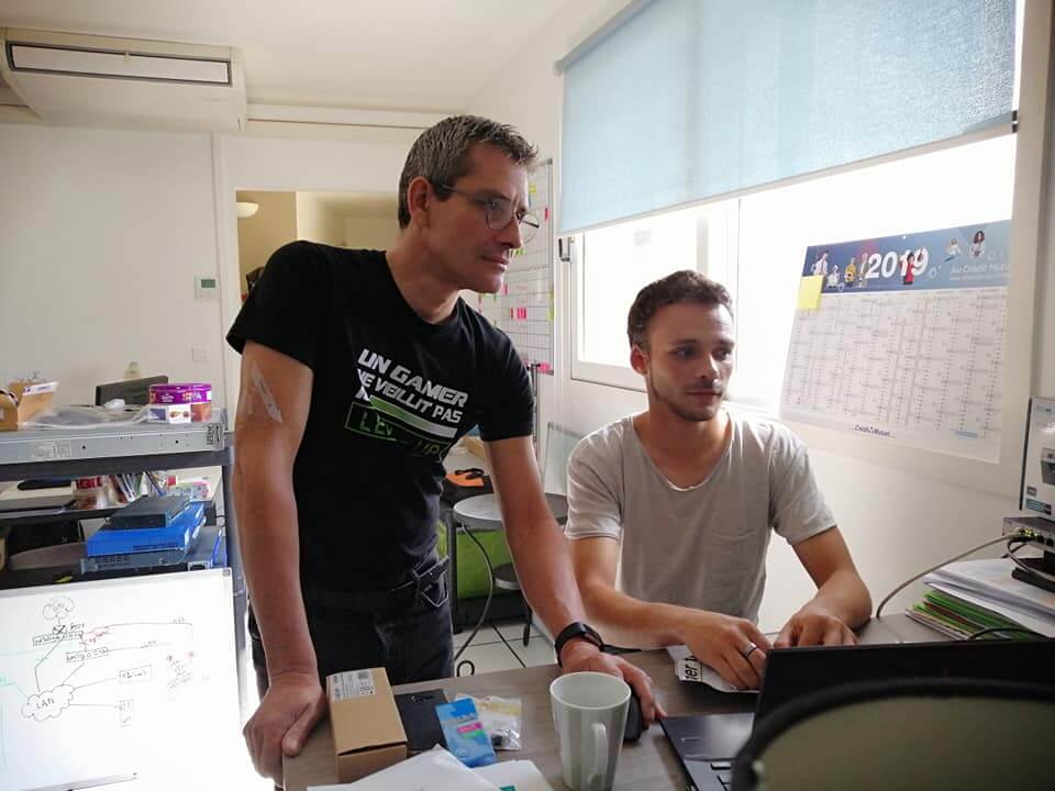En atelier, Mathieu et Bertrand Fruchet travaillent sur un projet.